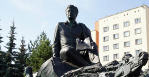 Памятник Мустаю Кариму в Казани