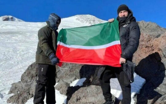 Камиль Самигуллин поднял флаг Татарстана на Эльбрусе