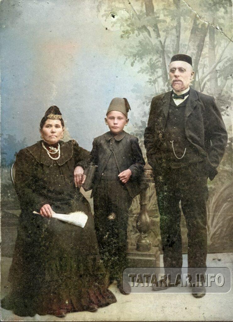 Хамид Муштари с родителями